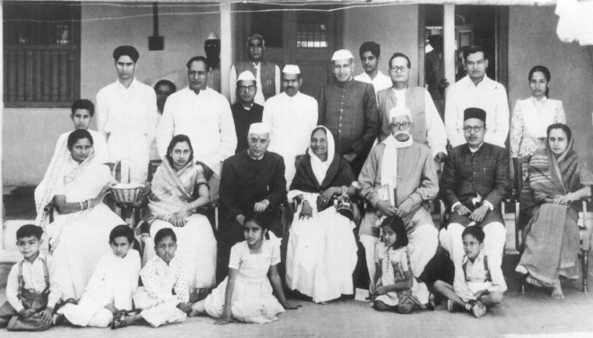 Pandit Jawaharlal Nehru, Ravishankar Shukla and Bajaj family at ...